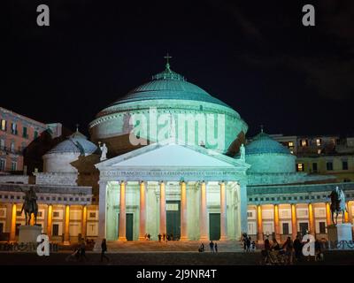 Façade de l'église San Francisco di Paola sur la Piazza del Plebiscito, Naples Banque D'Images