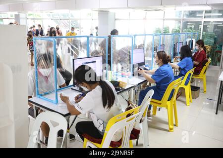 Bureau provincial de la santé de Chanthaburi vaccination 1st et 2nd pour les enfants de 5-11 ans et 1st, 2nd, 3rd, 4th pour les personnes en général à Chanthaburi et les étrangers par AstraZeneca et Pfizer vaccins au Centre de gemmes et bijoux de Chanthaburi. Qui est ouvert pour les injections ici le dernier jour dans la ville, après cela, ils doivent aller recevoir la vaccination à l'hôpital Phrapokklao, Chanthaburi. Pour les autres districts de la province de Chanthaburi, les vaccins peuvent être obtenus dans les hôpitaux de district ou dans les endroits spécifiés par le gouvernement. (Photo par Edirach Toumlamoon/Pacific Press) Banque D'Images