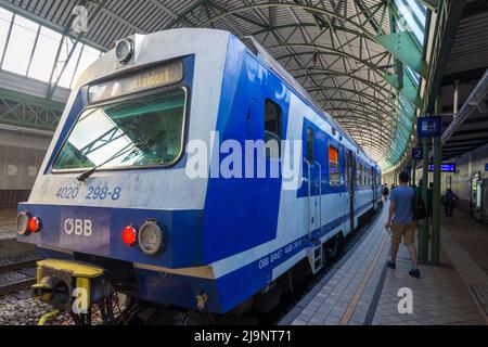 Wien, Vienne: Train S-Bahn à la gare Oberdöbling en 19. Döbling, Vienne, Autriche Banque D'Images