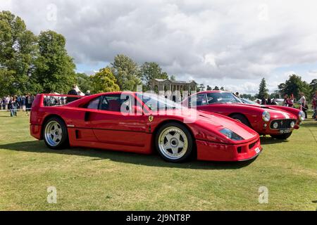 Wilton, Wiltshire, Royaume-Uni - août 10 2014 : une Ferrari F40 rouge et d'autres supercars classiques au Wilton House Classic and Supercar Show 2014 Banque D'Images