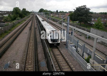 Un train Elizabeth Line arrive à la gare d'Abbey Wood, à Londres, le 24 mai 2022, dans le cadre du projet Crossrail. Les deux Banque D'Images