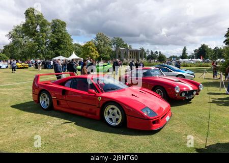 Wilton, Wiltshire, Royaume-Uni - août 10 2014 : une Ferrari F40 rouge et d'autres supercars classiques au Wilton House Classic and Supercar Show 2014 Banque D'Images