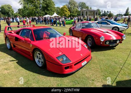Wilton, Wiltshire, Royaume-Uni - août 10 2014 : une Ferrari F40 rouge et d'autres supercars classiques au Wilton House Classic and Supercar Show 2014 Banque D'Images