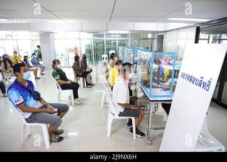 24 mai 2022, Chanthaburi, Thaïlande: Office provincial de la santé de Chanthaburi vaccination 1st et 2nd pour les enfants de 5-11 ans et 1st, 2nd, 3rd, 4th vaccination pour les personnes en général à Chanthaburi et les étrangers par AstraZeneca et Pfizer vaccins au Centre de gemmes et bijoux de Chanthaburi. Qui est ouvert pour les injections ici le dernier jour dans la ville, après cela, ils doivent aller recevoir la vaccination à l'hôpital Phrapokklao, Chanthaburi. Pour les autres districts de la province de Chanthaburi, les vaccins peuvent être obtenus dans les hôpitaux de district ou dans les endroits spécifiés par le gouvernement. (Credit image: © Edirach T Banque D'Images