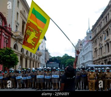 Sri Lanka. 24th mai 2022. Une manifestation est organisée à l'extérieur du bâtiment du département des enquêtes criminelles (CID) à fort, demandant aux responsables d'arrêter l'ancien ministre Johnston Fernando à la suite des incidents de Kolupitiya et Galle face à face verte. (Photo par Amitha Thennakoon/Pacific Press) crédit: Pacific Press Media production Corp./Alay Live News Banque D'Images