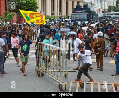 Sri Lanka. 24th mai 2022. Une manifestation est organisée à l'extérieur du bâtiment du département des enquêtes criminelles (CID) à fort, demandant aux responsables d'arrêter l'ancien ministre Johnston Fernando à la suite des incidents de Kolupitiya et Galle face à face verte. (Photo par Amitha Thennakoon/Pacific Press) crédit: Pacific Press Media production Corp./Alay Live News Banque D'Images