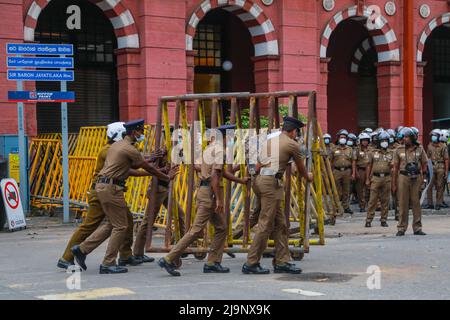 Sri Lanka. 24th mai 2022. Une manifestation est organisée à l'extérieur du bâtiment du département des enquêtes criminelles (CID) à fort, demandant aux responsables d'arrêter l'ancien ministre Johnston Fernando à la suite des incidents de Kolupitiya et Galle face à face verte. (Photo par Amitha Thennakoon/Pacific Press) crédit: Pacific Press Media production Corp./Alay Live News Banque D'Images