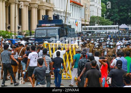 Sri Lanka. 24th mai 2022. Une manifestation est organisée à l'extérieur du bâtiment du département des enquêtes criminelles (CID) à fort, demandant aux responsables d'arrêter l'ancien ministre Johnston Fernando à la suite des incidents de Kolupitiya et Galle face à face verte. (Photo par Amitha Thennakoon/Pacific Press) crédit: Pacific Press Media production Corp./Alay Live News Banque D'Images