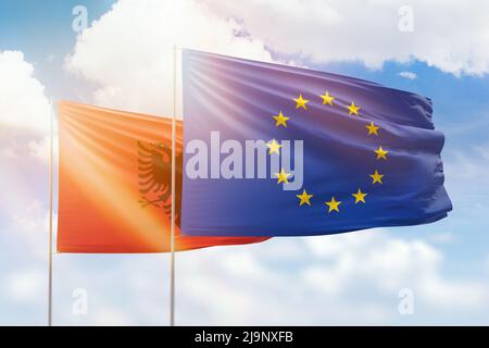 Ciel bleu ensoleillé et drapeaux de l'Union européenne et de l'albanie Banque D'Images