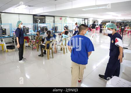 24 mai 2022, Chanthaburi, Thaïlande: Office provincial de la santé de Chanthaburi vaccination 1st et 2nd pour les enfants de 5-11 ans et 1st, 2nd, 3rd, 4th vaccination pour les personnes en général à Chanthaburi et les étrangers par AstraZeneca et Pfizer vaccins au Centre de gemmes et bijoux de Chanthaburi. Qui est ouvert pour les injections ici le dernier jour dans la ville, après cela, ils doivent aller recevoir la vaccination à l'hôpital Phrapokklao, Chanthaburi. Pour les autres districts de la province de Chanthaburi, les vaccins peuvent être obtenus dans les hôpitaux de district ou dans les endroits spécifiés par le gouvernement. (Credit image: © Edirach T Banque D'Images