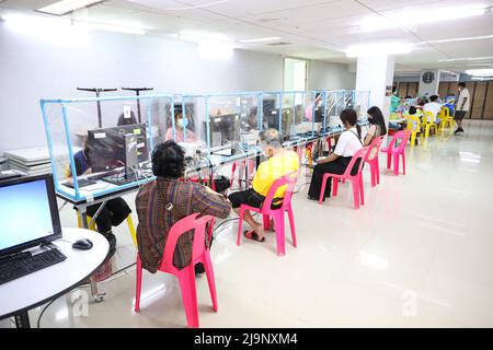 24 mai 2022, Chanthaburi, Thaïlande: Office provincial de la santé de Chanthaburi vaccination 1st et 2nd pour les enfants de 5-11 ans et 1st, 2nd, 3rd, 4th vaccination pour les personnes en général à Chanthaburi et les étrangers par AstraZeneca et Pfizer vaccins au Centre de gemmes et bijoux de Chanthaburi. Qui est ouvert pour les injections ici le dernier jour dans la ville, après cela, ils doivent aller recevoir la vaccination à l'hôpital Phrapokklao, Chanthaburi. Pour les autres districts de la province de Chanthaburi, les vaccins peuvent être obtenus dans les hôpitaux de district ou dans les endroits spécifiés par le gouvernement. (Credit image: © Edirach T Banque D'Images