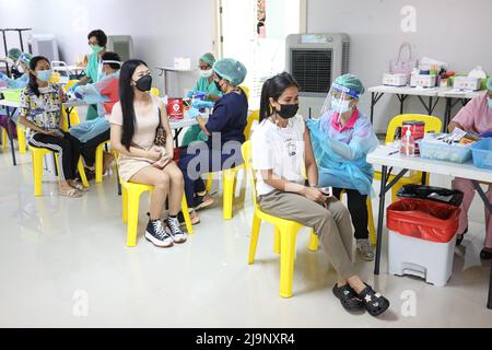 24 mai 2022, Chanthaburi, Thaïlande: Office provincial de la santé de Chanthaburi vaccination 1st et 2nd pour les enfants de 5-11 ans et 1st, 2nd, 3rd, 4th vaccination pour les personnes en général à Chanthaburi et les étrangers par AstraZeneca et Pfizer vaccins au Centre de gemmes et bijoux de Chanthaburi. Qui est ouvert pour les injections ici le dernier jour dans la ville, après cela, ils doivent aller recevoir la vaccination à l'hôpital Phrapokklao, Chanthaburi. Pour les autres districts de la province de Chanthaburi, les vaccins peuvent être obtenus dans les hôpitaux de district ou dans les endroits spécifiés par le gouvernement. (Credit image: © Edirach T Banque D'Images