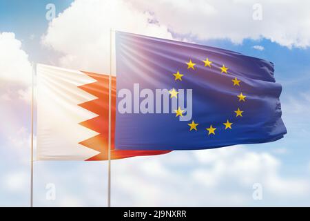 Ciel bleu ensoleillé et drapeaux de l'Union européenne et de bahreïn Banque D'Images