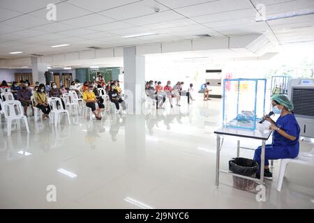 24 mai 2022, Chanthaburi, Thaïlande: Office provincial de la santé de Chanthaburi vaccination 1st et 2nd pour les enfants de 5-11 ans et 1st, 2nd, 3rd, 4th vaccination pour les personnes en général à Chanthaburi et les étrangers par AstraZeneca et Pfizer vaccins au Centre de gemmes et bijoux de Chanthaburi. Qui est ouvert pour les injections ici le dernier jour dans la ville, après cela, ils doivent aller recevoir la vaccination à l'hôpital Phrapokklao, Chanthaburi. Pour les autres districts de la province de Chanthaburi, les vaccins peuvent être obtenus dans les hôpitaux de district ou dans les endroits spécifiés par le gouvernement. (Credit image: © Edirach T Banque D'Images