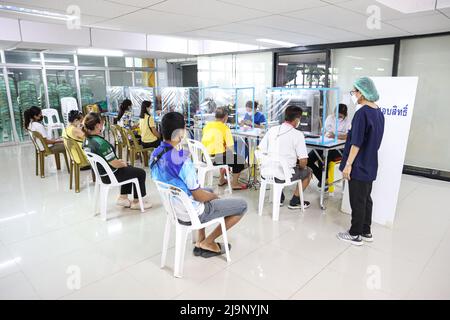 24 mai 2022, Chanthaburi, Thaïlande: Office provincial de la santé de Chanthaburi vaccination 1st et 2nd pour les enfants de 5-11 ans et 1st, 2nd, 3rd, 4th vaccination pour les personnes en général à Chanthaburi et les étrangers par AstraZeneca et Pfizer vaccins au Centre de gemmes et bijoux de Chanthaburi. Qui est ouvert pour les injections ici le dernier jour dans la ville, après cela, ils doivent aller recevoir la vaccination à l'hôpital Phrapokklao, Chanthaburi. Pour les autres districts de la province de Chanthaburi, les vaccins peuvent être obtenus dans les hôpitaux de district ou dans les endroits spécifiés par le gouvernement. (Credit image: © Edirach T Banque D'Images