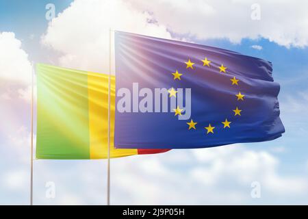 Ciel bleu ensoleillé et drapeaux de l'Union européenne et du mali Banque D'Images