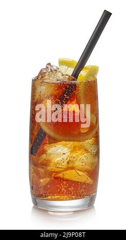 cocktail d'été frais avec rhum et cola isolé sur fond blanc Banque D'Images