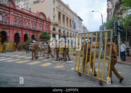 Sri Lanka. 24th mai 2022. Une manifestation est organisée à l'extérieur du bâtiment du département des enquêtes criminelles (CID) à fort, demandant aux responsables d'arrêter l'ancien ministre Johnston Fernando à la suite des incidents de Kolupitiya et Galle face à face verte. (Credit image: © Amitha Thennakoon/Pacific Press via ZUMA Press Wire) Banque D'Images