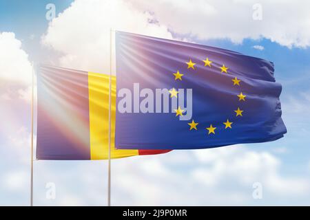 Ciel bleu ensoleillé et drapeaux de l'Union européenne et de la roumanie Banque D'Images