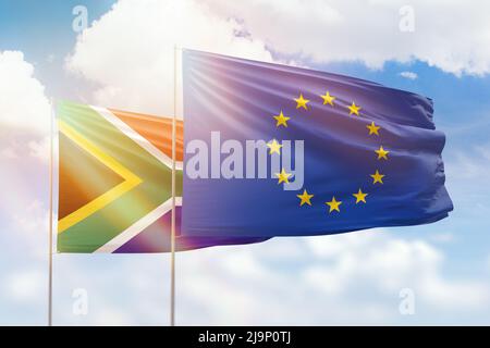 Ciel bleu ensoleillé et drapeaux de l'Union européenne et de l'afrique du Sud Banque D'Images