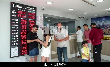 Izmir, Turquie, Turquie. 24th mai 2022. La livre turque continue de se déprécier; l'euro a dépassé 17 TL, le dollar a dépassé 16 TL. La livre turque qui avait été autour de 15 depuis longtemps, a vu 16 aujourd'hui. La lire turque s'est encore affaiblie à 16,1 par USD en mai. Les gens sont dans un bureau de change changeant leur argent à Izmir. (Credit image: © Dil Toffolo/Pacific Press via ZUMA Press Wire) Banque D'Images