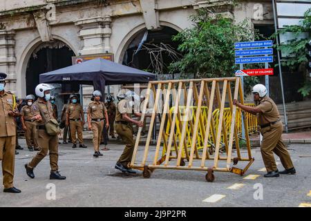 Sri Lanka. 24th mai 2022. Une manifestation est organisée à l'extérieur du bâtiment du département des enquêtes criminelles (CID) à fort, demandant aux responsables d'arrêter l'ancien ministre Johnston Fernando à la suite des incidents de Kolupitiya et Galle face à face verte. (Credit image: © Amitha Thennakoon/Pacific Press via ZUMA Press Wire) Banque D'Images