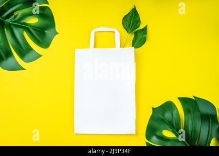 Ensemble de plusieurs sacs en papier jetables pour les aliments à emporter, les cadeaux et les maquettes.sacs en papier écologiques sur fond jaune.Sac à provisions en papier recyclé Banque D'Images