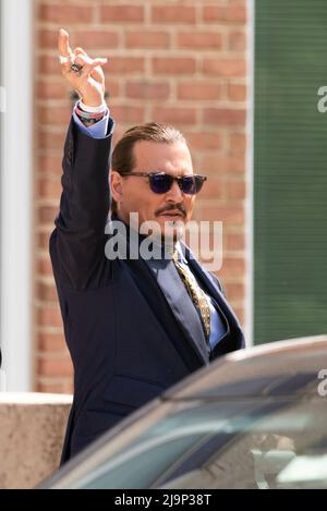 Johnny Depp fait la vague aux fans du palais de justice du comté de Fairfax, à Fairfax, lors d'une pause de son procès civil entre lui et Amber Heard, le lundi 23 mai 2022. Depp a intenté une poursuite en diffamation contre son ancienne femme, l'actrice Amber a entendu, après qu'elle a écrit un op-ed dans le Washington Post en 2018 qui, sans nommer Depp, l'a accusé d'abus domestique. Credit: Cliff Owen / CNP / MediaPunch (RESTRICTION: PAS de journaux ou journaux New York ou New Jersey dans un rayon de 75 miles de New York) Banque D'Images