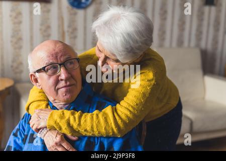 Positif Cuacasian grands-parents ayant le plaisir et appréciant ensemble à la maison moyen de gros plan senior personnes de soutien concept. Photo de haute qualité Banque D'Images