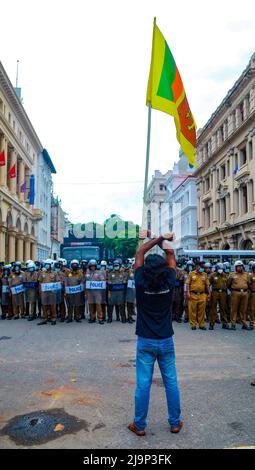 Sri Lanka. 24th mai 2022. Une manifestation est organisée à l'extérieur du bâtiment du département des enquêtes criminelles (CID) à fort, demandant aux responsables d'arrêter l'ancien ministre Johnston Fernando à la suite des incidents de Kolupitiya et Galle face à face verte. (Credit image: © Amitha Thennakoon/Pacific Press via ZUMA Press Wire) Banque D'Images