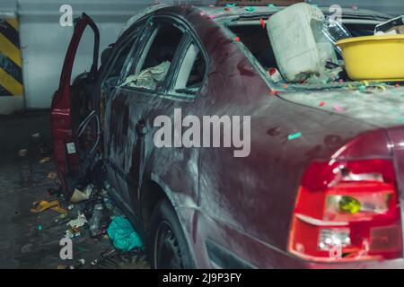 voiture détruite dans le parking souterrain. Photo de haute qualité Banque D'Images