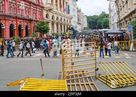 Sri Lanka. 24th mai 2022. Une manifestation est organisée à l'extérieur du bâtiment du département des enquêtes criminelles (CID) à fort, demandant aux responsables d'arrêter l'ancien ministre Johnston Fernando à la suite des incidents de Kolupitiya et Galle face à face verte. (Credit image: © Amitha Thennakoon/Pacific Press via ZUMA Press Wire) Banque D'Images