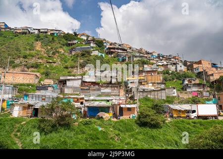 Bogota, Colombie, 23 mai 2022. Constructions illégales dues à la pauvreté et aux conflits internes , sur les hauteurs de Ciudad Bolivar. Banque D'Images