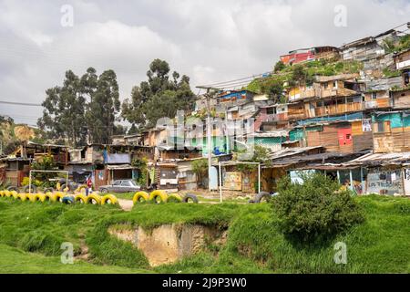 Bogota, Colombie, 23 mai 2022. Constructions illégales dues à la pauvreté et aux conflits internes , sur les hauteurs de Ciudad Bolivar. Banque D'Images