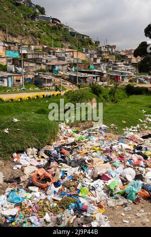 Bogota, Colombie, 23 mai 2022. Déchets au sol, sur les hauteurs de Ciudad Bolivar. Banque D'Images