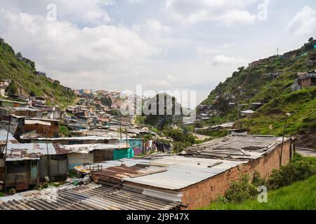 Bogota, Colombie, 23 mai 2022. Constructions illégales dues à la pauvreté et aux conflits internes , sur les hauteurs de Ciudad Bolivar. Banque D'Images