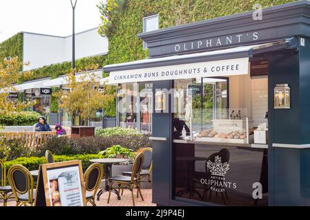 Façade du kiosque de la boulangerie artisanale Oliphant's au Ashford Outlet Center, Kent, Angleterre, Royaume-Uni. Banque D'Images