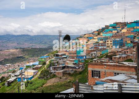 Bogota, Colombie, 23 mai 2022. Constructions illégales dues à la pauvreté et aux conflits internes , sur les hauteurs de Ciudad Bolivar. Banque D'Images