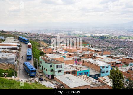 Bogota, Colombie, 23 mai 2022. Difficulté des transports en commun pour accéder à l'arrêt de bus. Sur les hauteurs de Ciudad Bolivar. Banque D'Images