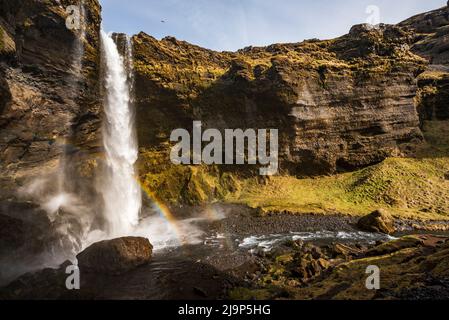 La belle cascade de Kvernufoss avec un petit arc-en-ciel double, dans la belle gorge de Kvernugil, près de la route 1 / Ring Road, région sud, Islande Banque D'Images