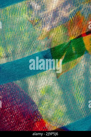 Les couches de tissu sont rétroéclairées et la photo est prise à travers des couches de verre antique. L'idée montre le plaid, la courtepointe folle, et un mélange de fils et de couleurs. Banque D'Images