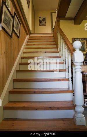 Escalier menant à l'étage dans la vieille maison de style cottage de 1741 environ. Banque D'Images