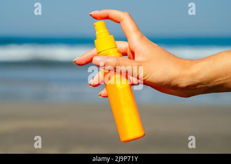 Crème solaire sur le fond de la plage en Asie Banque D'Images