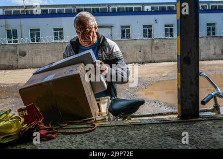 Un civil charge son vélo avec des boîtes d'aide humanitaire en dehors du centre de distribution de l'aide humanitaire de la ville. Severodonetsk, la plus grande ville sous contrôle ukrainien de la province de Luhansk, a été soumise à une artillerie intense et à des tirs de missiles de l'armée russe. La ville est presque isolée par le reste de la région, il y a une route principale reliant la ville à Kramatorsk, l'armée russe essaie de l'occuper et du contrôler pour couper les provisions et les approvisionnements à la ville. Les experts militaires suggèrent la possibilité que Severodonetsk tombe en état de siège selon le scénario de Marioupol. Banque D'Images