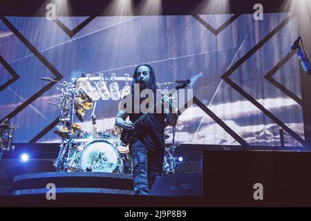 John Petrucci joue sur scène avec son groupe Dream Theatre au Palazzo dello Sport à Rome. Banque D'Images