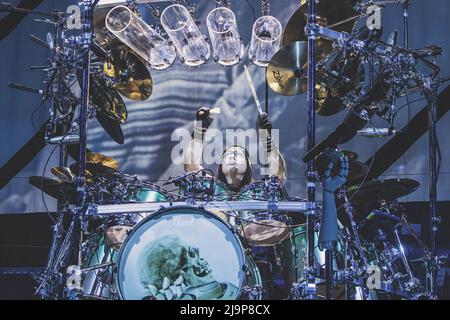 Mike Mangini joue sur scène avec son groupe Dream Theatre au Palazzo dello Sport à Rome. Banque D'Images