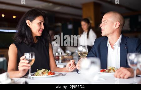 homme et femme heureux de manger dans un café moderne Banque D'Images