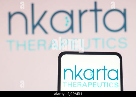 Sur cette photo, le logo Nkarta Therapeutics est affiché sur un smartphone et en arrière-plan. Banque D'Images