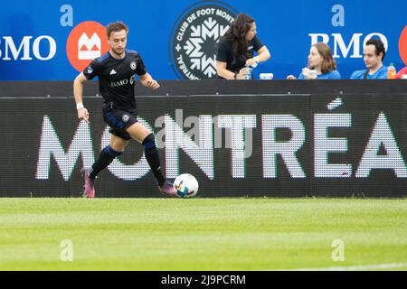 Montréal, Québec. 22nd mai 2022. Djordje Mihailovic, milieu de terrain de la CF Montréal (8), court avec le ballon pendant le match MLS entre Real Salt Lake et CF Montréal tenu au stade Saputo à Montréal (Québec). Daniel Lea/CSM/Alamy Live News Banque D'Images