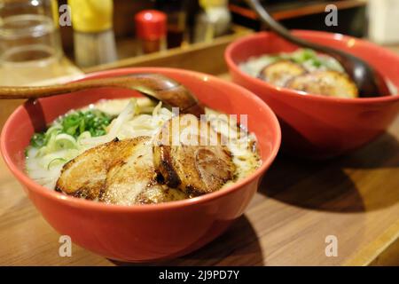 Tonkotsu ramen avec tranches de chashu grillées dans un restaurant de Kyoto (Sen no Kaze) Banque D'Images